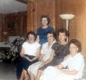 Sisters_atMothersViewing_1962